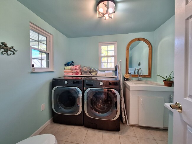 Building Photo - NEW SMYRNA BEACH MONTHLY WINTER RENTAL - P...
