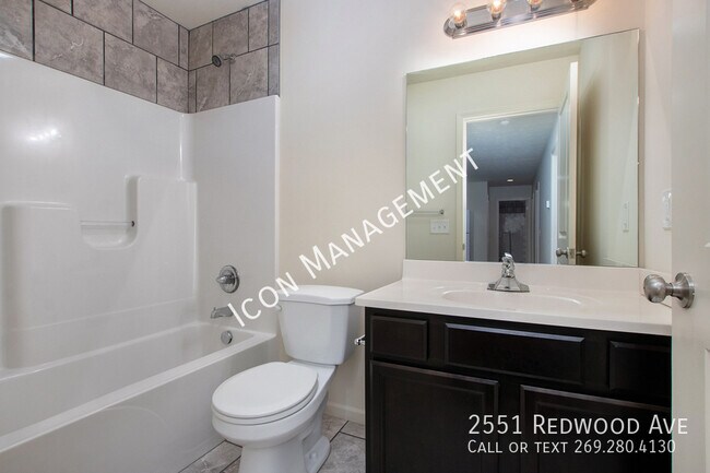 Building Photo - 2551 Redwood Ave