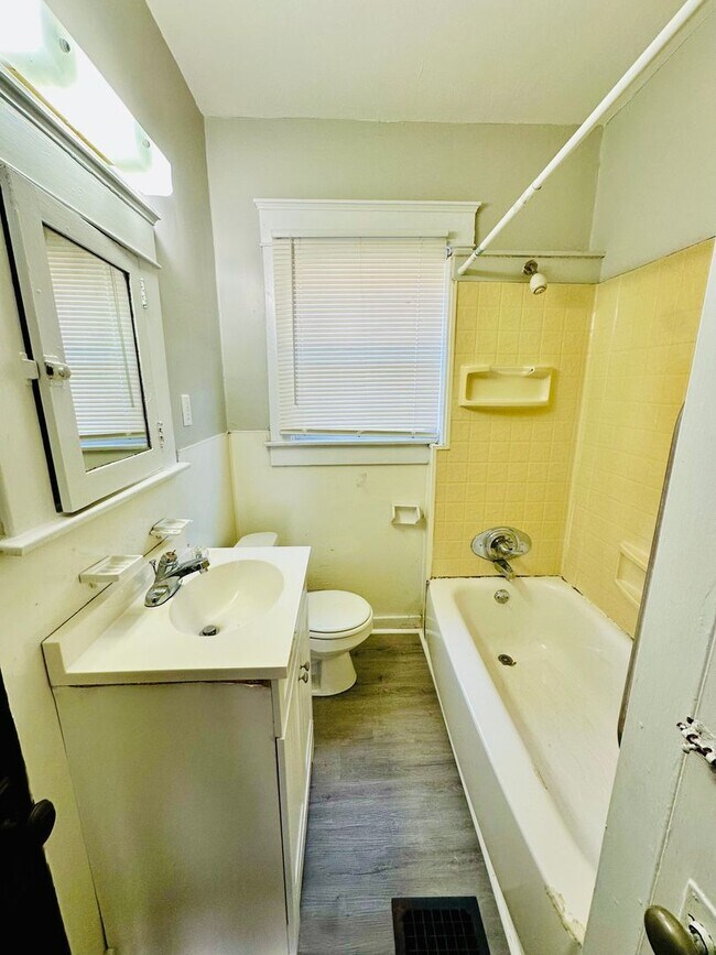 Building Photo - Adorable 2 bedroom home with two living ar...