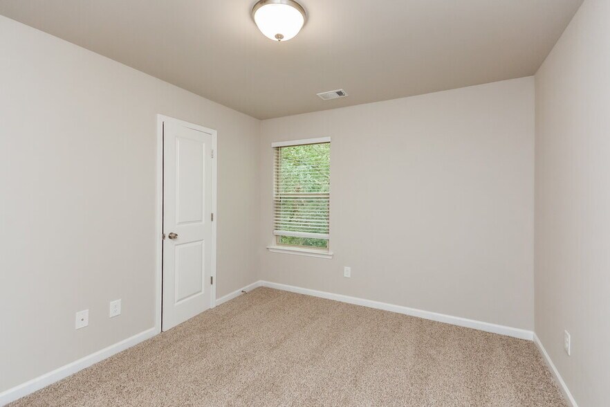 Building Photo - 400 McGiboney Ln
