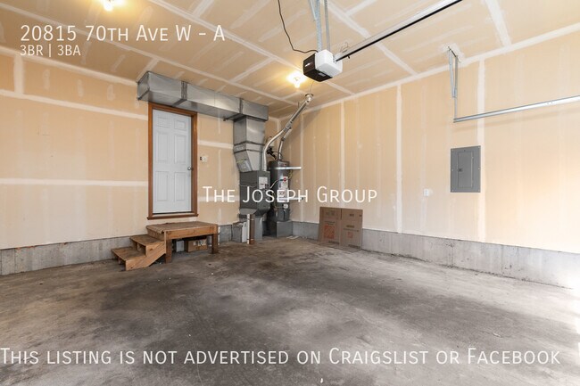 Building Photo - Sun-filled 3 bed/2.5 bath in Lynnwood!