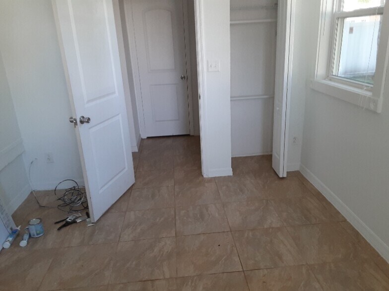 Building Photo - 322 W Newell St