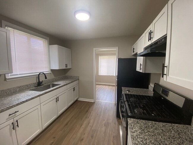 Building Photo - Renovated 3-Bedroom Home – We Welcome Sect...