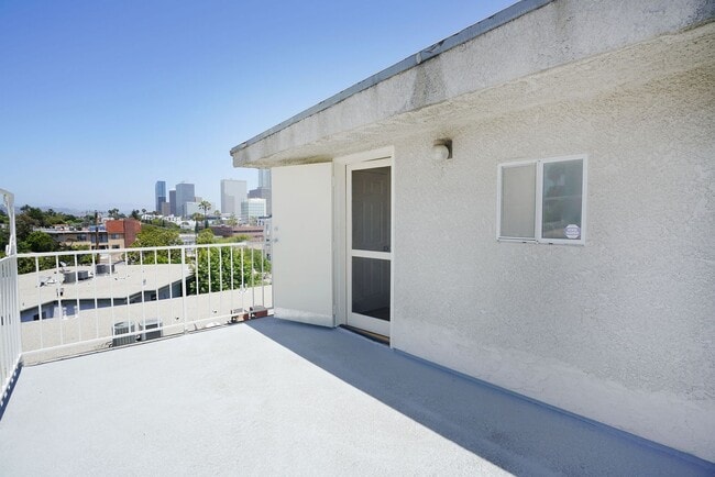 Building Photo - Sunlight Galore 2 Bed / 3Bath + Loft + Sundeck Condo in Westwood!