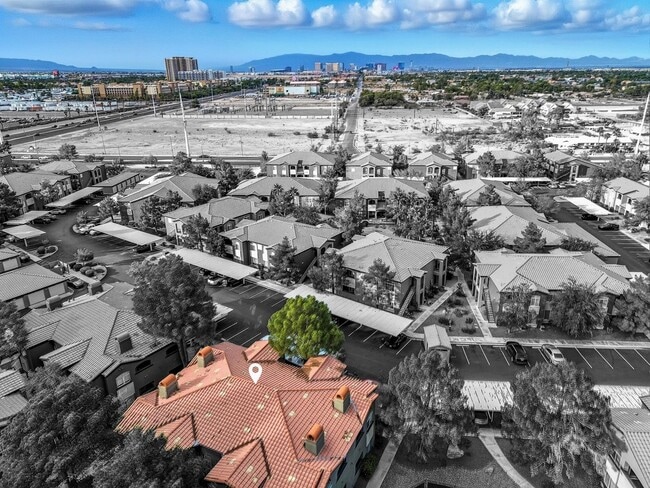 Building Photo - Upgraded 1 Bedroom Condo in Gated Communit...