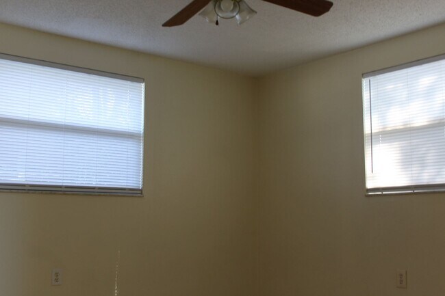 Building Photo - 3 Bedroom 2 Bath Home