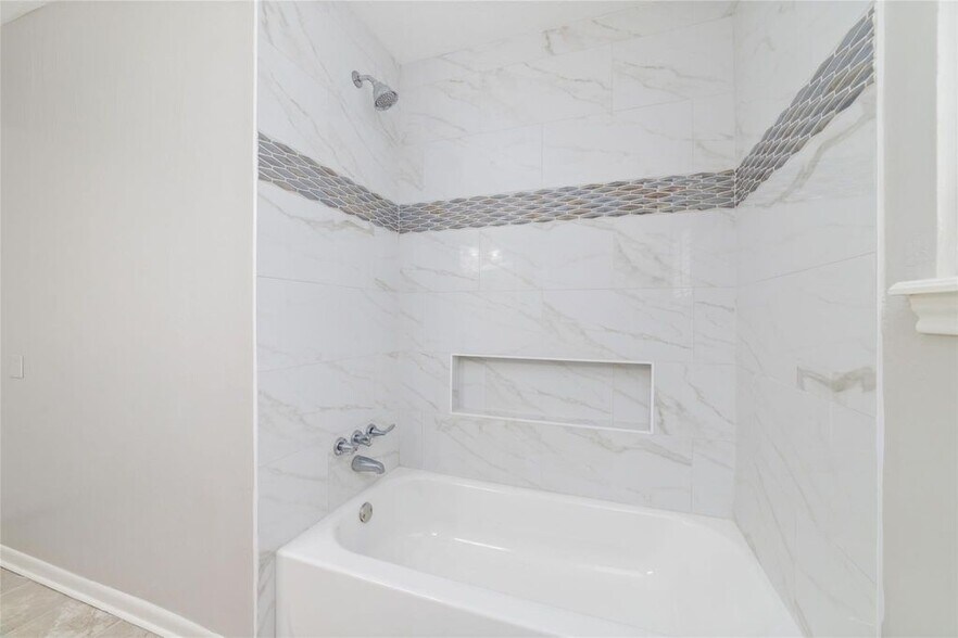 Secondary Bathroom - 25602 Oakhurst Dr