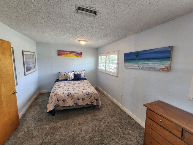 Building Photo - Great beachside 2/2/1 on corner lot