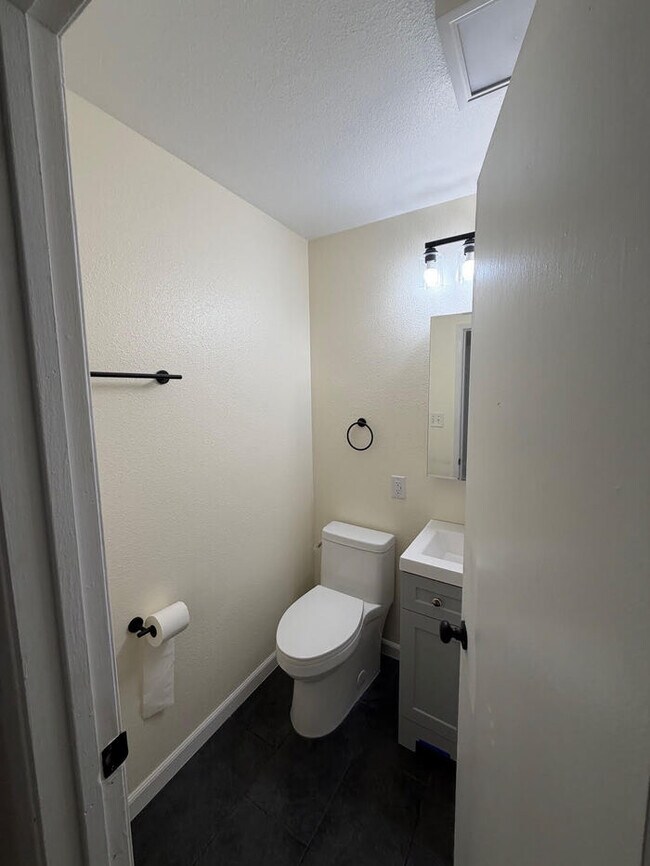 Building Photo - Stockton 3 Bedroom 2 Bathroom Home