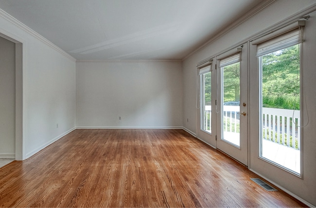 Building Photo - Fox Chapel Luxury Townhome, 4 Bedrooms, 3.5 Bathrooms, 3 Care Garage, Finished Basement.