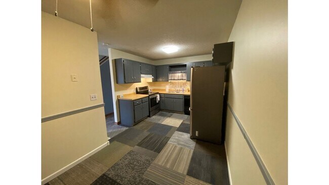Building Photo - Spacious 3 - Bedroom Townhome with Modern ...