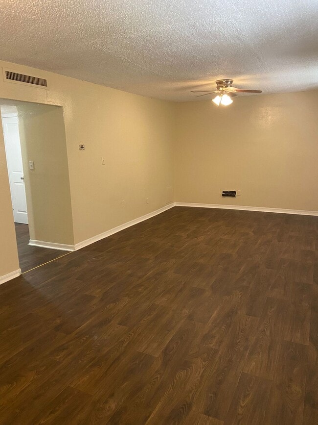 Building Photo - Cozy 2/1 Apartment, Move in Ready, Move in Special!