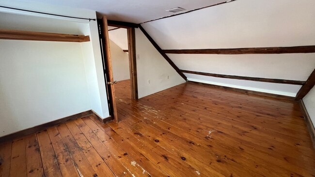 Building Photo - Rustic Single Family Home, Private Deck, Fenced-In Back Yard, Wood Flooring ...