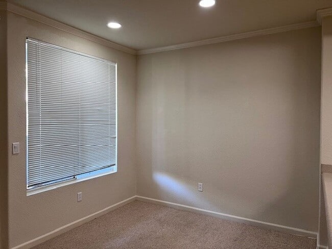 Building Photo - Gated condo with 1 car garage and community pool.