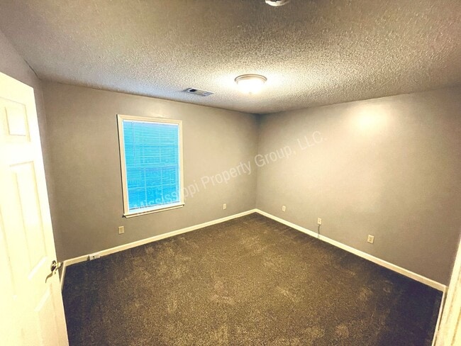 Building Photo - For Rent - 3BR/2BA + Garage