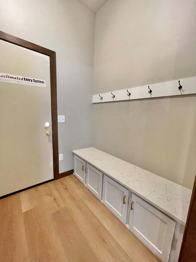 Building Photo - 5 Bed/2.5 Bath Twinhome For Rent!!