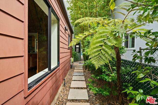 Building Photo - 726 Nowita Pl
