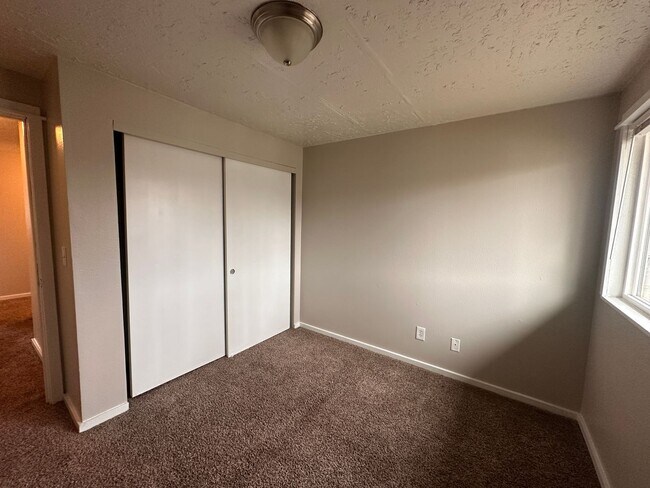 Building Photo - 912-916 NE Hacienda Ct