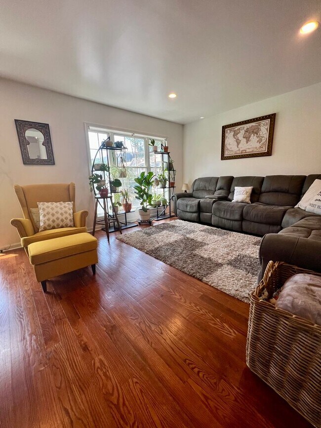 Building Photo - Stunning 3-Bedroom Townhome with 1-Car Gar...