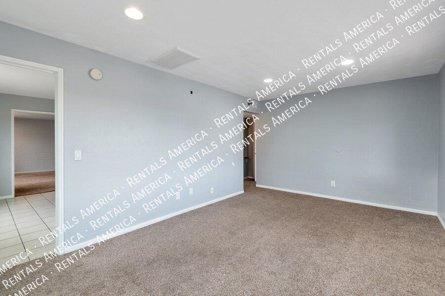 Building Photo - 442 E Linden St