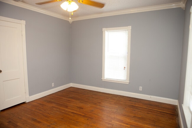 Building Photo - Charming 2-Bedroom Home with Spacious Back...
