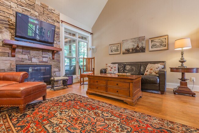 Building Photo - Fully Furnished Home!