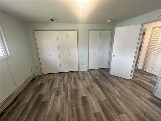 Building Photo - 209 E 3rd St