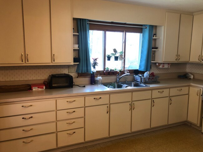 Building Photo - 410 N Hillsdale Dr