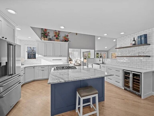 Building Photo - 353 Twin Oaks Dr