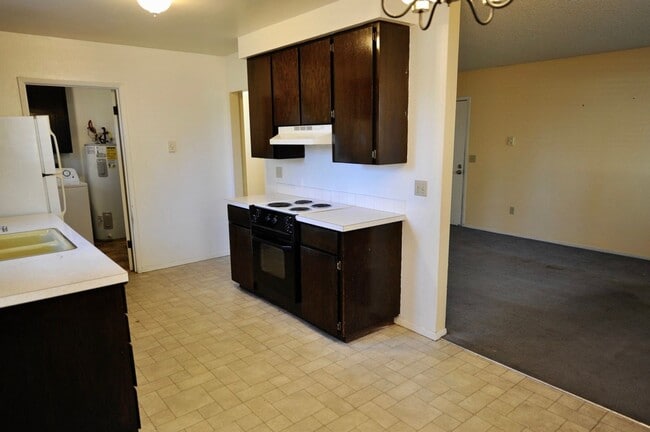 Building Photo - Downstairs unit 2 bed 1 bath