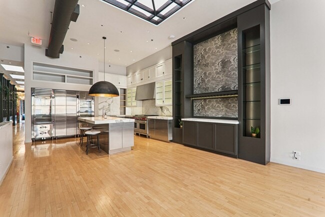 Building Photo - 107 W Main St