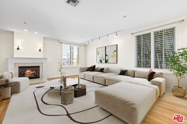 Primary Photo - 433 N Doheny Dr
