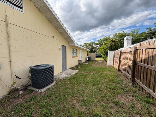 Building Photo - 728 Lake Ned Rd