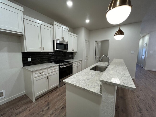 Building Photo - Luxury Townhome in Abbey Glen Community!