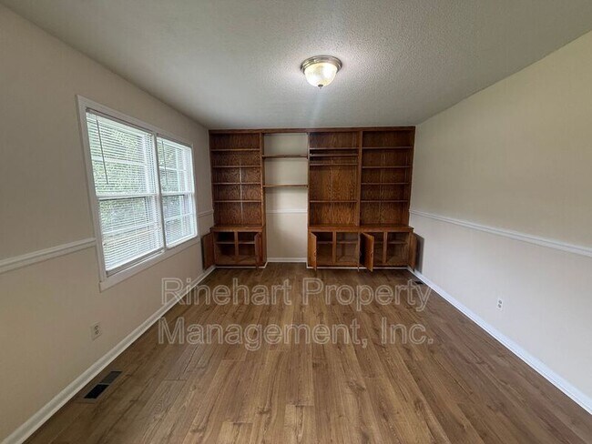Building Photo - 1570 Marett Blvd