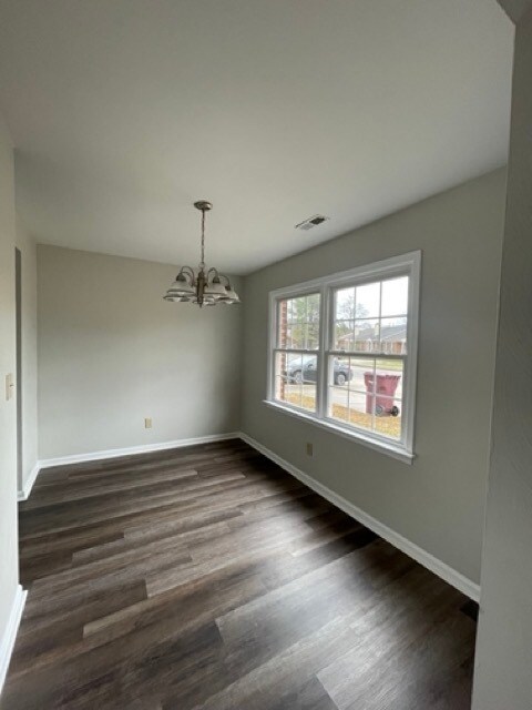 Building Photo - Come visit this cute 3 bedroom 1.5 bath in Chesapeake