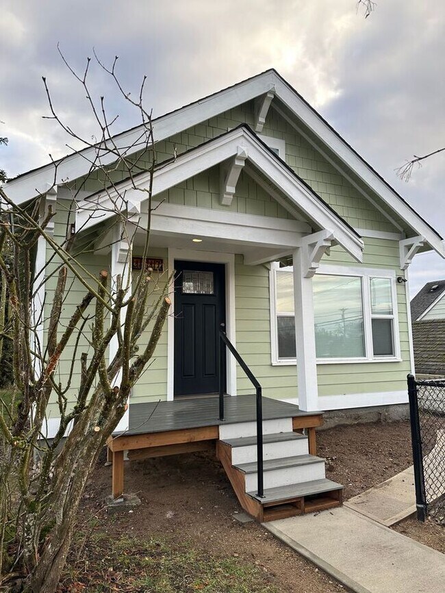 Building Photo - Beautifully remodeled 3 Bedroom 1 3/4 bath Home in Tacoma!