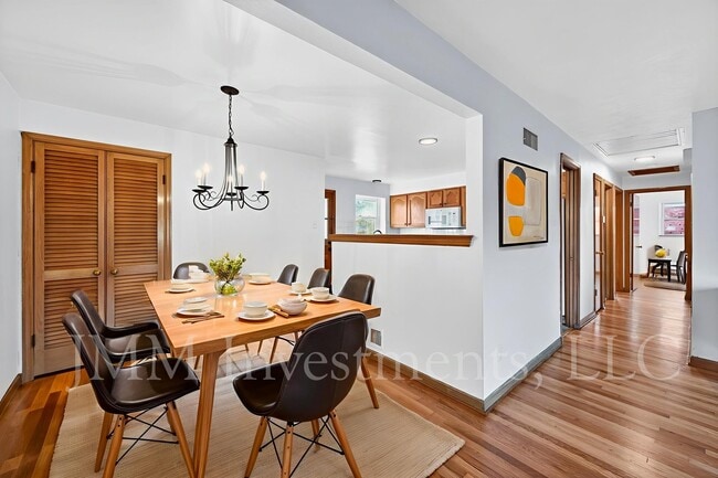 Building Photo - 4015 Greenmeadows Dr