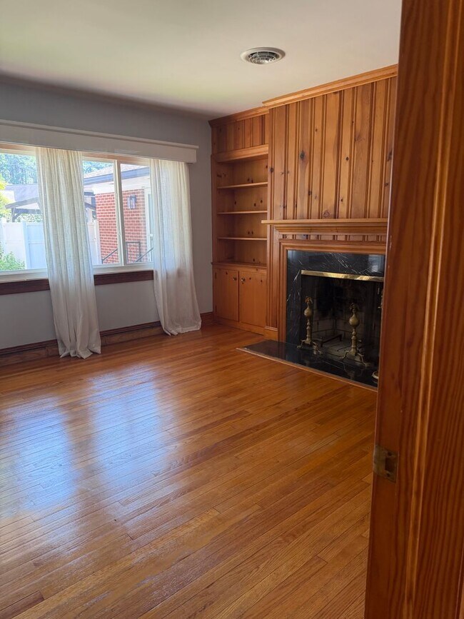 Building Photo - 302 Oak Dr