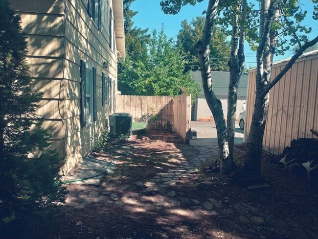 Building Photo - Charming 5 Bed, 2 bath home in the heart o...