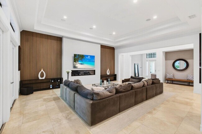 Building Photo - 17662 Cadena Dr