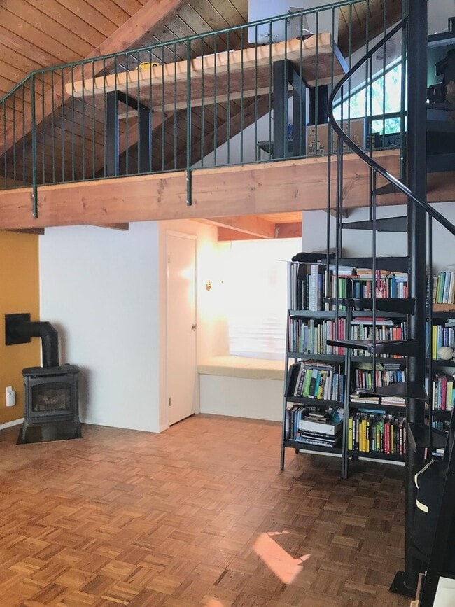 Building Photo - 3+ Bedroom Custom Eastside Home