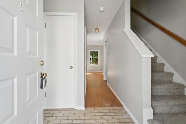 Building Photo - Bright 2 Bedroom Townhome in Williamsburg VA with Finished Lower Level & Private Balcony