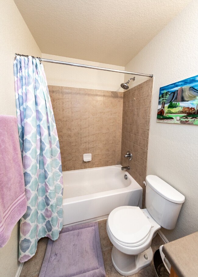 Building Photo - Spacious townhome with low maintenance.