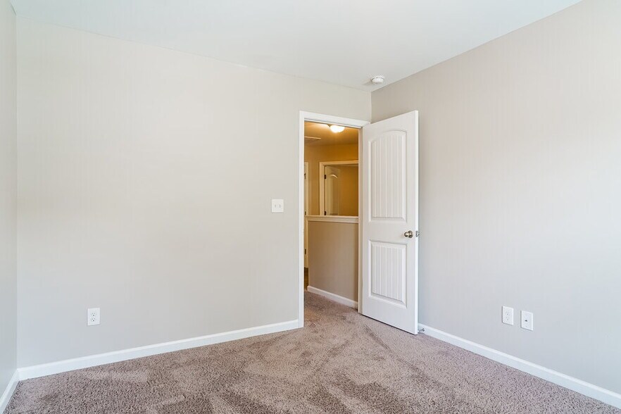 Building Photo - 105 Oakdale Ave