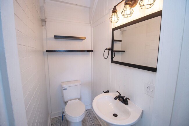 Building Photo - Now Preleasing for 2026–2027 – Beautifully Renovated Duplex in West Columbia