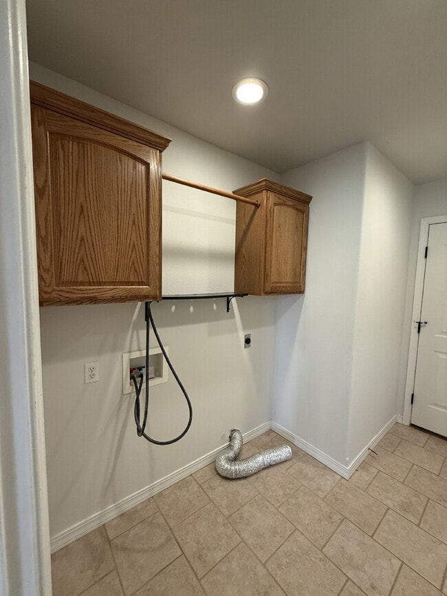 Building Photo - Spacious 3 BR with a fenced in backyard