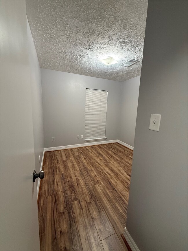 Building Photo - 5519 Mendota Ln