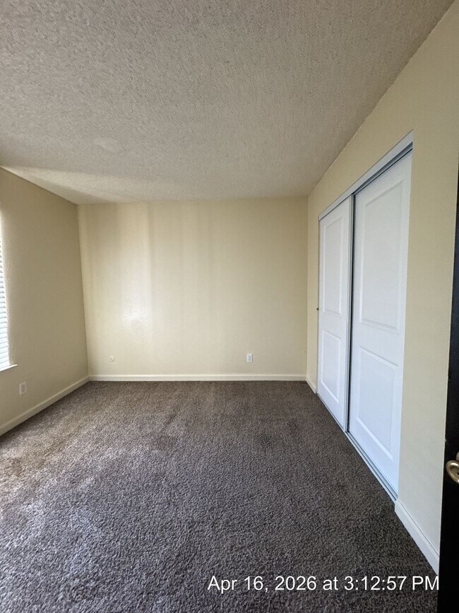 Building Photo - Downstairs Unit Move in Ready!