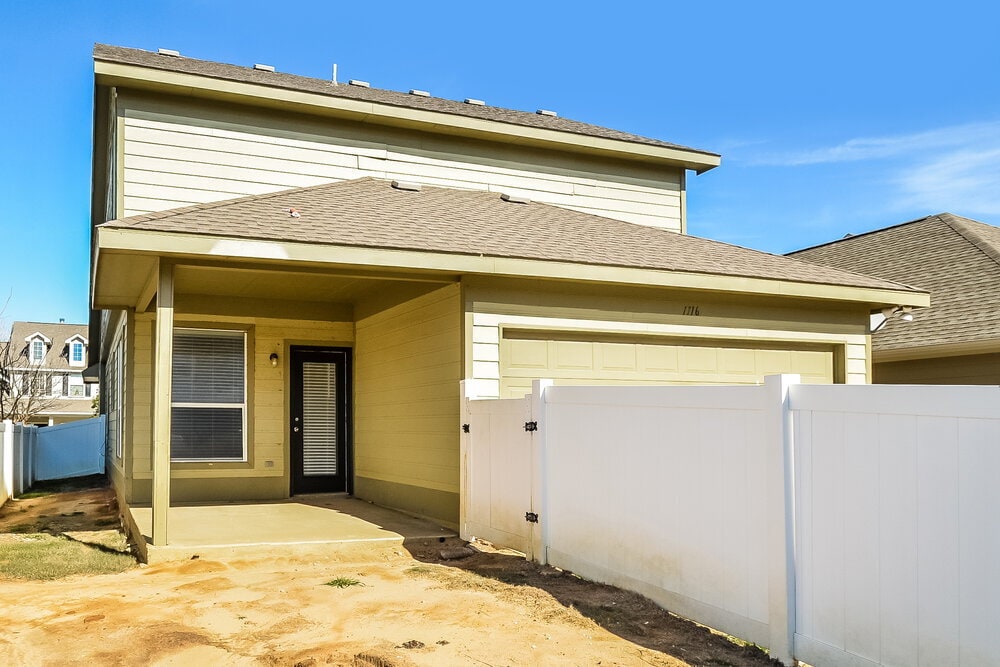 Building Photo - 1116 Oakcrest Dr